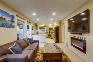 Bay View Dream Home - IndoorOutdoor Living, Rooftop & Steps to Bay