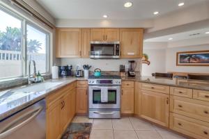 Bay View Dream Home - IndoorOutdoor Living, Rooftop & Steps to Bay