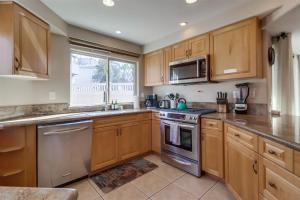 Bay View Dream Home - IndoorOutdoor Living, Rooftop & Steps to Bay