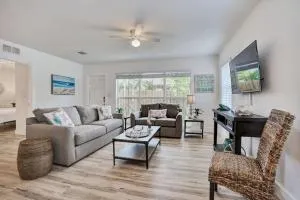 Beach Getaway One Block from the Beach - Terra Mar