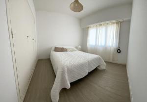 Depto 2 amb. Céntrico y luminoso. A metros de la playa y el casino.