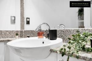 WEEKLY OR MONTHLY STAYS, London, Chelsea - Sleeps 8- 3Bedroom Serviced Apartment By Maison Christo Property