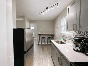 Rustic Retreats Cozy 1BR for 4 guests minutes from Las Olas