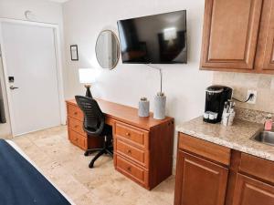 Waves Beach Town Cozy Studio Apartment