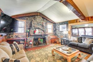 Medicine Park Getaway Kayaks, Deck and Mtn Views!