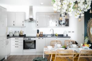 2-bed near Gloucester & Cotswolds - 2x parking, desk, fibre, arcade