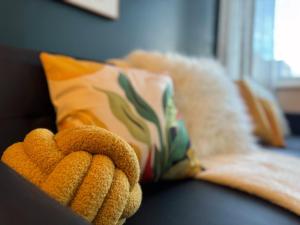 2-bed near Gloucester & Cotswolds - 2x parking, desk, fibre, arcade