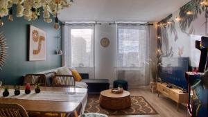 2-bed near Gloucester & Cotswolds - 2x parking, desk, fibre, arcade