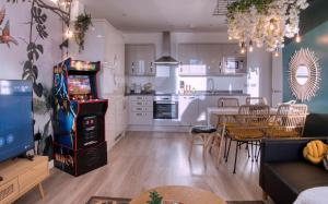 2-bed near Gloucester & Cotswolds - 2x parking, desk, fibre, arcade