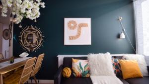 2-bed near Gloucester & Cotswolds - 2x parking, desk, fibre, arcade