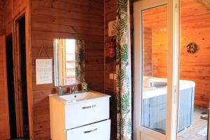B&B / Chambres d'hotes Au coucher du soleil, chalet avec jacuzzi et sauna : Chambre Double avec Terrasse