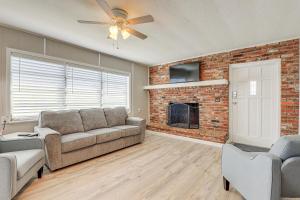 Sun-Soaked Okeechobee Retreat with Canal Views!