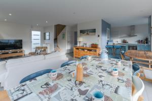 Maisons de vacances TY KREIZH - Maison neuve avec piscine proche mer : photos des chambres