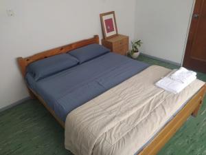 Habitaciones con baño compartido en Departamento Mid Century Modern