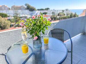 Lovely 3BD 150m Beach Ocean View AC Wi-Fi Balcony