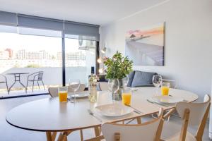 Lovely 3BD 150m Beach Ocean View AC Wi-Fi Balcony