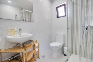 Lovely 3BD 150m Beach Ocean View AC Wi-Fi Balcony