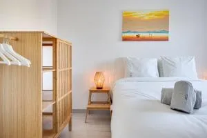 Lovely 3BD 150m Beach Ocean View AC Wi-Fi Balcony - Oura