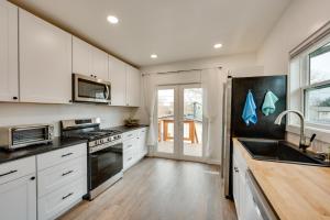 Chic Erie Vacation Rental about 14 Mi to Boulder!