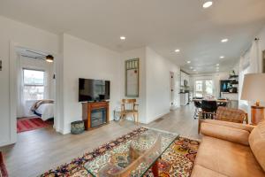 Chic Erie Vacation Rental about 14 Mi to Boulder!