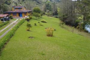 La Escondida, con acceso al lago