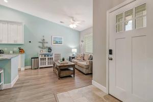 Stunning 4BR Beach House - Pool - Spa - Near the Park