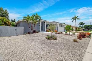 Stunning 4BR Beach House - Pool - Spa - Near the Park