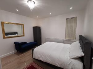 Three Bedroom Modern Apartment by Luton Airport and Luton Station