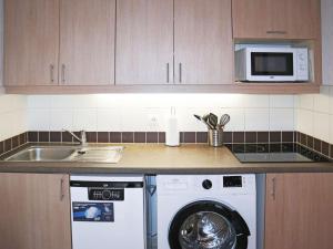 Appartement skis aux pieds avec piscine, 45 personnes, Les Orres 1800 - FR-1-322-539