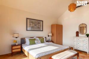 StayVistas Waterway Retreat - Lakeside Oasis with Infinity Pool