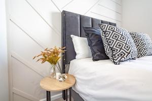 Chic Modern 2 bedroom beachfront with views, 6 Blue Tides