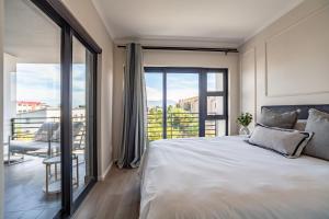 Chic Modern 2 bedroom beachfront with views, 6 Blue Tides