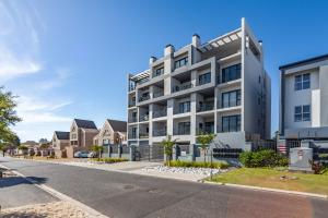 Chic Modern 2 bedroom beachfront with views, 6 Blue Tides