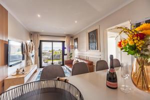 Chic Modern 2 bedroom beachfront with views, 6 Blue Tides