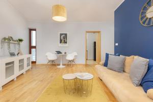 Gold & Blue Cozy Apartment in Warsaw by Renters