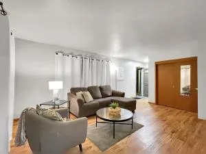 Family Friendly 3 Br 2 Bath Duplex Sleeps 9! - انكيني