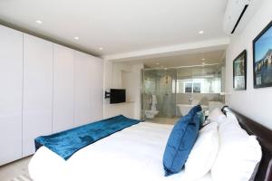 Modern & Luxurious Seaside Apartment