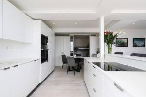 Modern & Luxurious Seaside Apartment