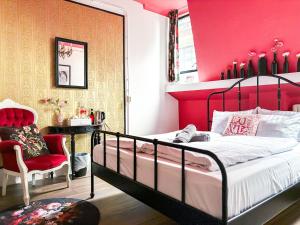 Double Room with Shared Bathroom room in Hostel ROOM Rotterdam