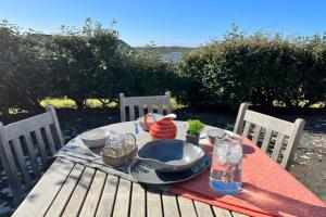 Detached cottage overlooking lake in Connemara