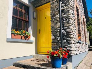 3 bedroom sleeping 5 and only 15 minutes walk from Kenmare
