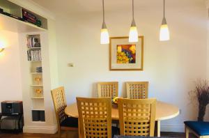 3 bedroom sleeping 5 and only 15 minutes walk from Kenmare