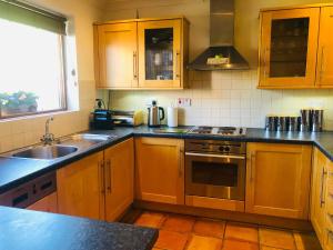3 bedroom sleeping 5 and only 15 minutes walk from Kenmare