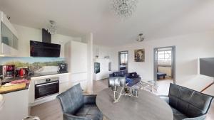 Ostseeblick-Neu 2024-Küche-Parkplatz-Kamin-Balkon