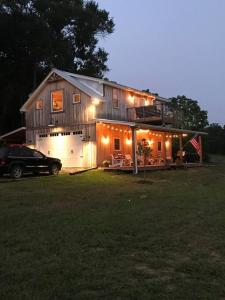 obrázek - Barndominium with lake view, close to Nashville!