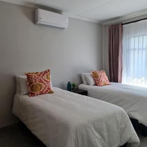 Bloom cottage, Specious with solar back up!