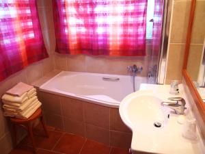 Maisons de vacances Maisonnette LE COTTAGE a 50m DE LA PLAGE d'Asnelles , 3km d'Arromanches, 10km de Bayeux : photos des chambres