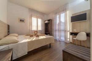 Mentana Rooms - by Devona Rooms