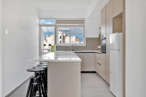 Phaedrus Living: Romanou Modern City Center Flat