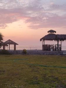 HERMOSA CASA CON PISCINA FRENTE AL MAR - PRIMERA FILA